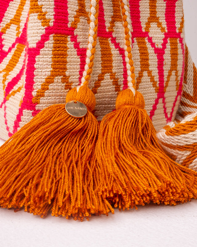 CHILA BAGS Lunera handwoven vegan bucket bag, tassel close up